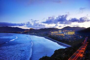 هتل The Westin Zhujiajian Resort, Zhoushan