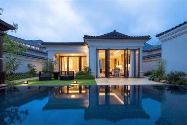 هتل The Westin Zhujiajian Resort, Zhoushan