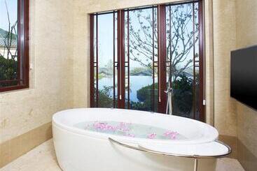 هتل The Westin Zhujiajian Resort, Zhoushan