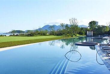 هتل The Westin Zhujiajian Resort, Zhoushan