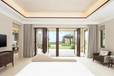 هتل The Westin Zhujiajian Resort, Zhoushan