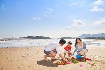 هتل The Westin Zhujiajian Resort, Zhoushan
