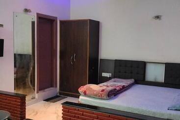 پانسیون Rahul Guest House