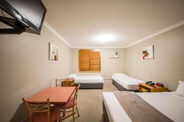 Cosmopolitan Motel & Serviced Apartments