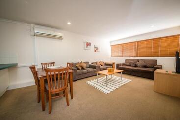 Cosmopolitan Motel & Serviced Apartments