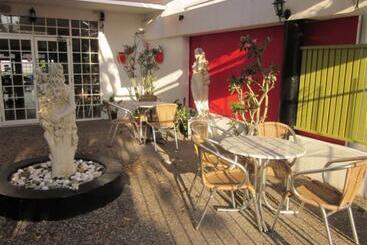 Cosmopolitan Motel & Serviced Apartments