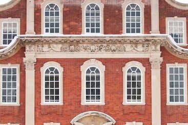 Отель Chicheley Hall