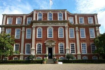 Отель Chicheley Hall