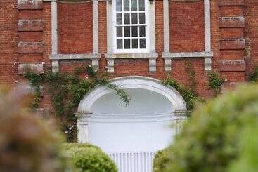 Отель Chicheley Hall