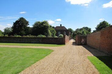 Отель Chicheley Hall