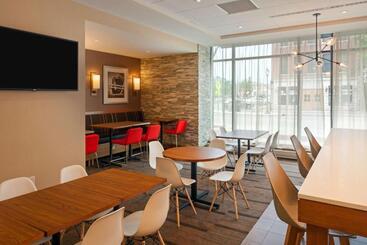 هتل Hyatt Place Bloomington Indiana