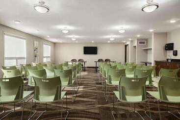 هتل Home Inn And Suites Lloydminster