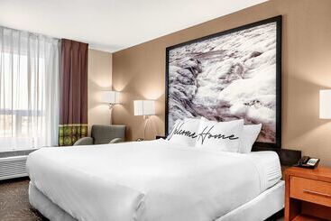 هتل Home Inn And Suites Lloydminster
