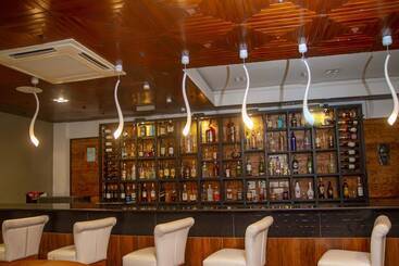 هتل The Place Resort At Tokeh Beach