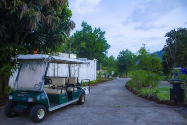 هتل The Place Resort At Tokeh Beach
