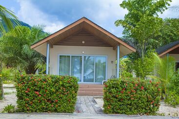 هتل The Place Resort At Tokeh Beach