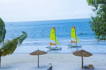 هتل The Place Resort At Tokeh Beach