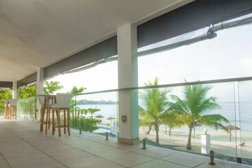 هتل The Place Resort At Tokeh Beach