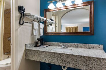 مُتل Rodeway Inn Broken Bowhochatown