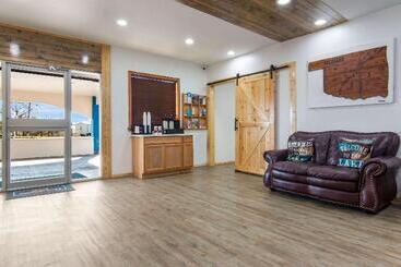 مُتل Rodeway Inn Broken Bowhochatown