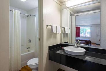 مُتل Travelodge By Wyndham Essington / Philadelphia Airport