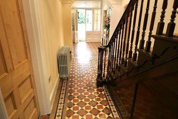 تختخواب و صبحانه The Grange