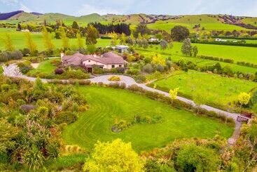 تختخواب و صبحانه The Summit Lodge