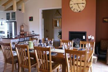 تختخواب و صبحانه The Summit Lodge