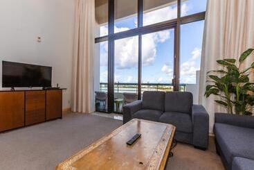 هتل Alupang Beach Tower