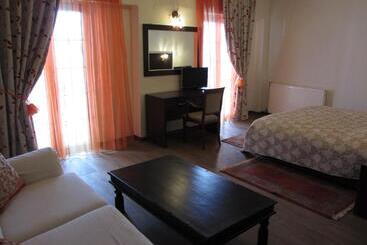 هتل Manthos Mountain Resort & Spa