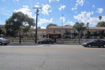 هتل Starlight Inn Canoga Park