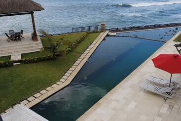Suarti Resort Villas & Gallery