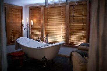Bed and Breakfast Tomah Retreat   Studio Chill With Fireplace And Clawfoot Bath