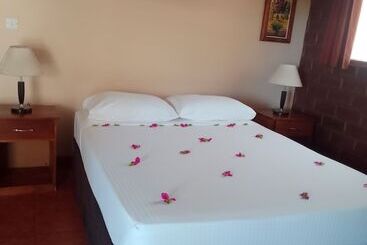 هتل Barry's Beach Resort