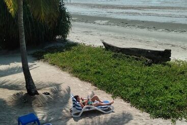 هتل Barry's Beach Resort