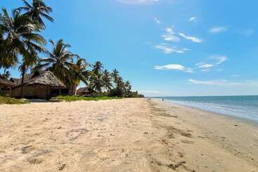 هتل Barry's Beach Resort