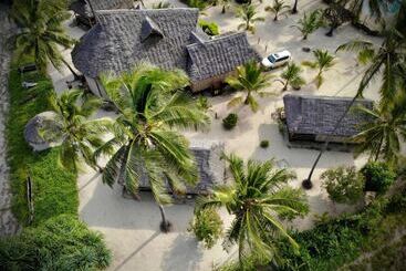 هتل Barry's Beach Resort