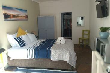 پانسیون Serenity Cove Beach Blue Room