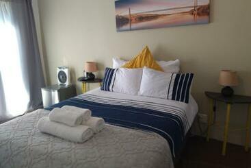 پانسیون Serenity Cove Beach Blue Room