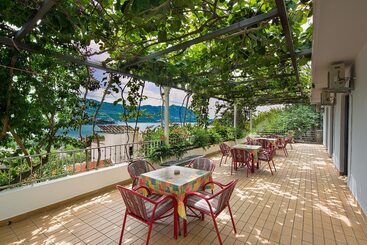 هتل Madra Rooms & Apartments