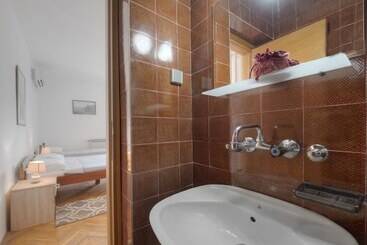 هتل Madra Rooms & Apartments