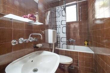 هتل Madra Rooms & Apartments