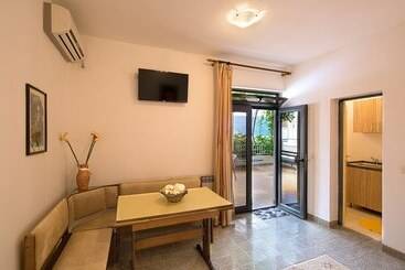 هتل Madra Rooms & Apartments