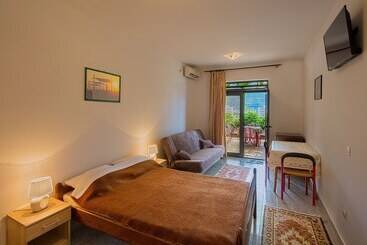 هتل Madra Rooms & Apartments