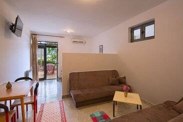 هتل Madra Rooms & Apartments