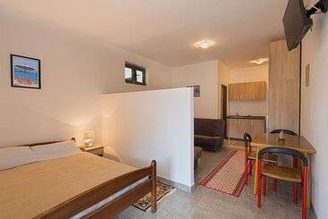 هتل Madra Rooms & Apartments