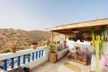 تختخواب و صبحانه Ayour Hostel Taghazout