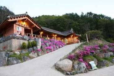 هتل Okcheon Kkotgureumchaeullu Pension