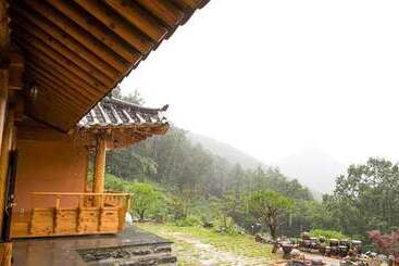 هتل Okcheon Kkotgureumchaeullu Pension
