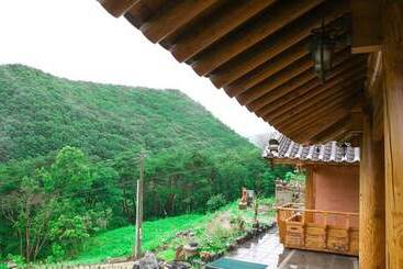 هتل Okcheon Kkotgureumchaeullu Pension